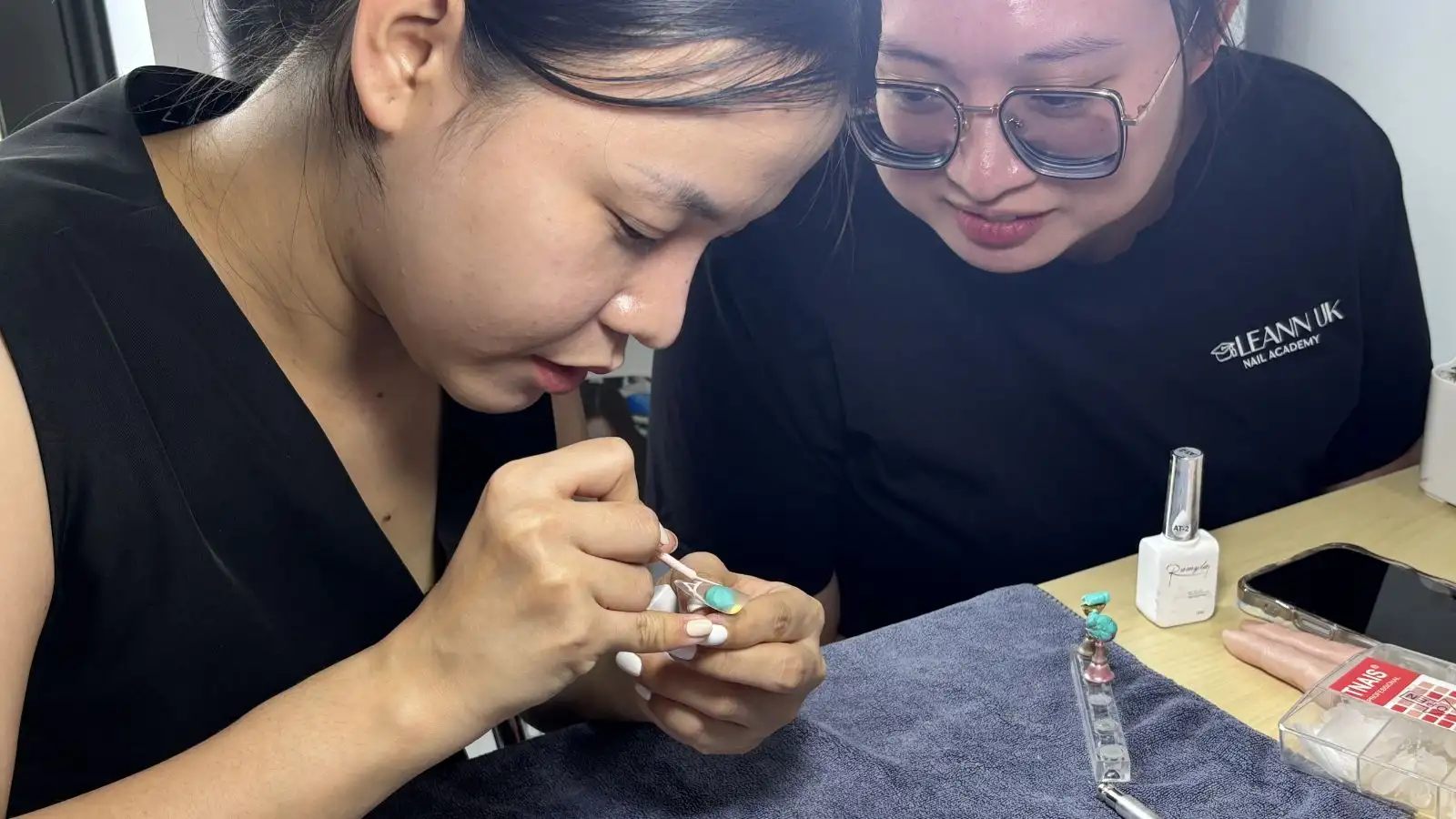 Hướng dẫn tận tình cho học viên học nail quốc tế