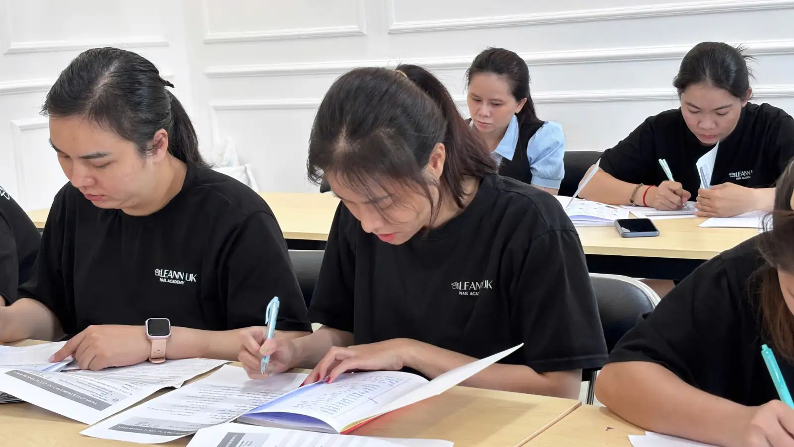 Học nail đi nước ngoài