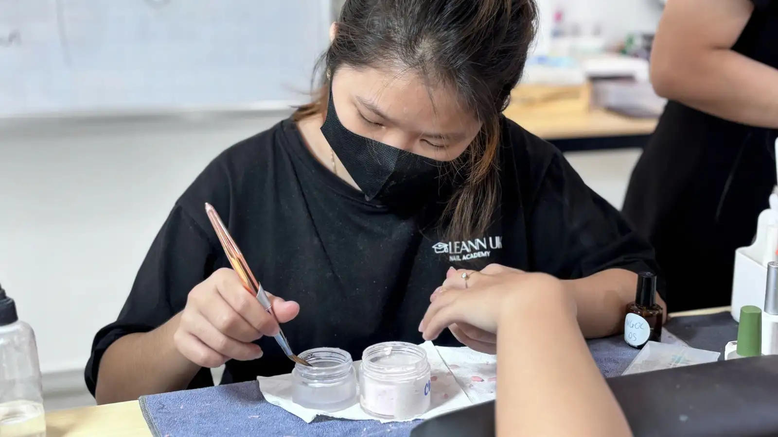 Học nail đi nước ngoài
