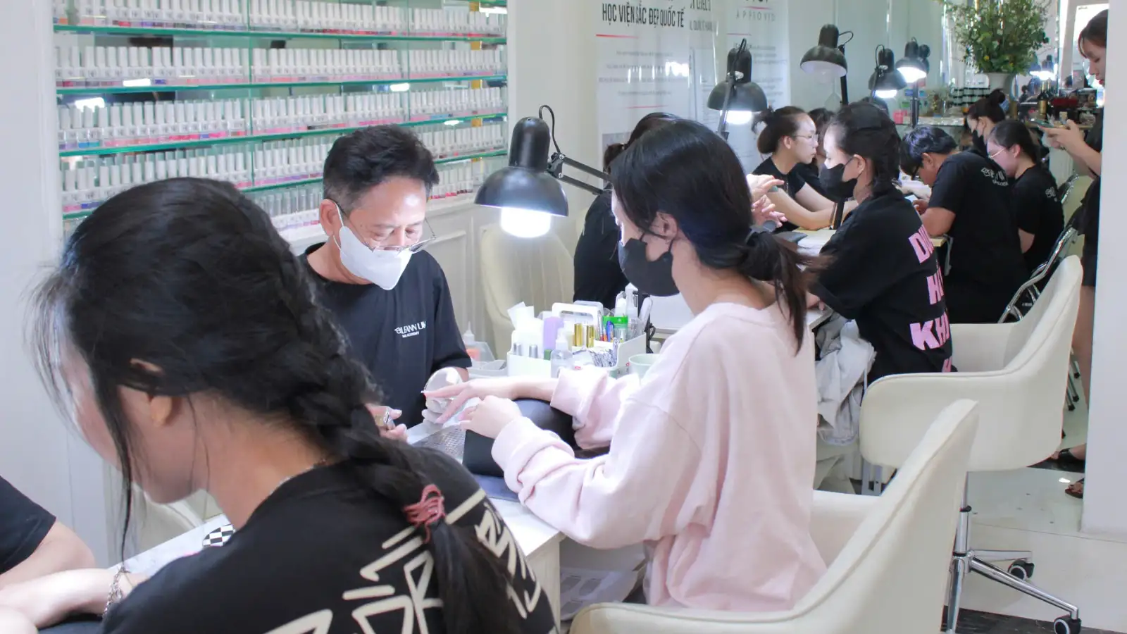 Học nail quốc tế