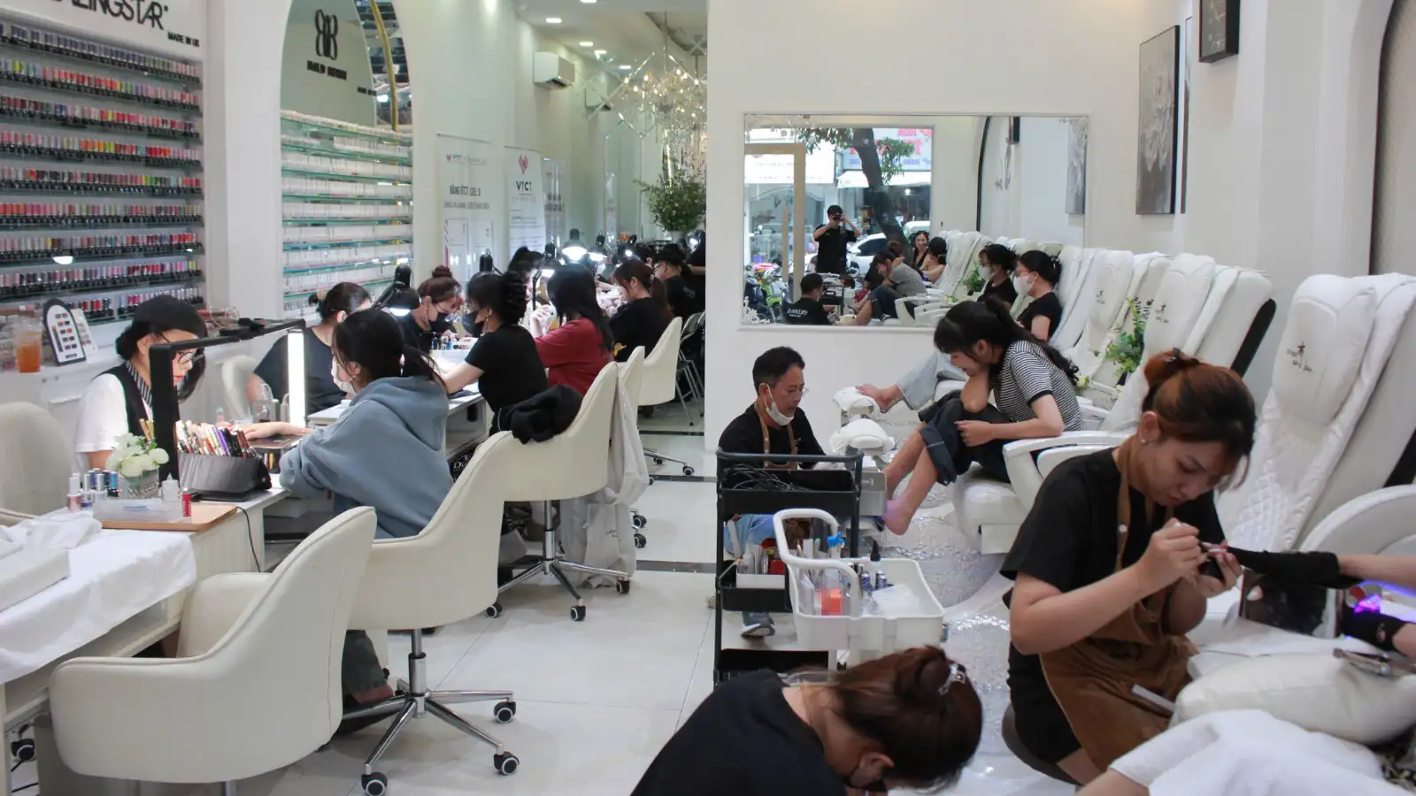 Học nail quốc tế