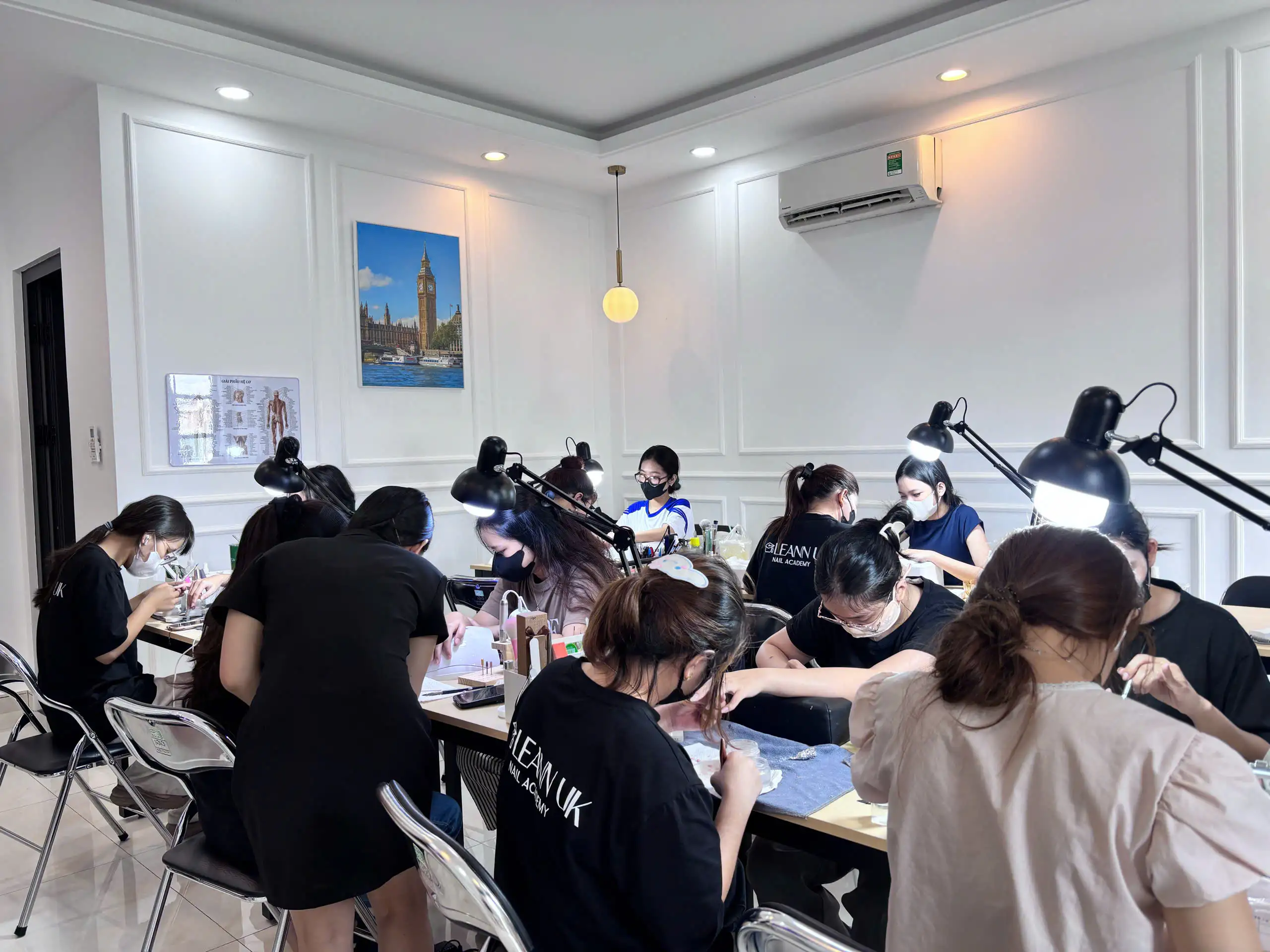 Học nail quốc tế đi nước ngoài Hình ảnh lớp học thực hành của học viên tại LEANN UK Nails & Beauty Academy. Chương trình học nail quốc tế đi nước ngoài tập trung thực hành, giúp học viên xây dựng nền tảng kỹ năng và định hướng phát triển nghề nghiệp theo tiêu chuẩn quốc tế.