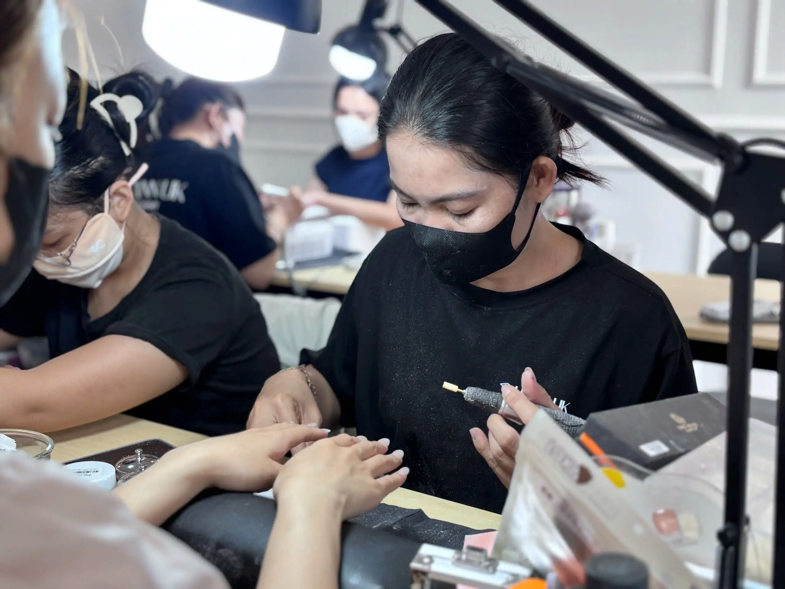 Trải nghiệm khóa học nail thực chiến tại LEANN UK với mô hình đào tạo thực chiến, thực hành trên mẫu thật và môi trường giả lập salon cao cấp.