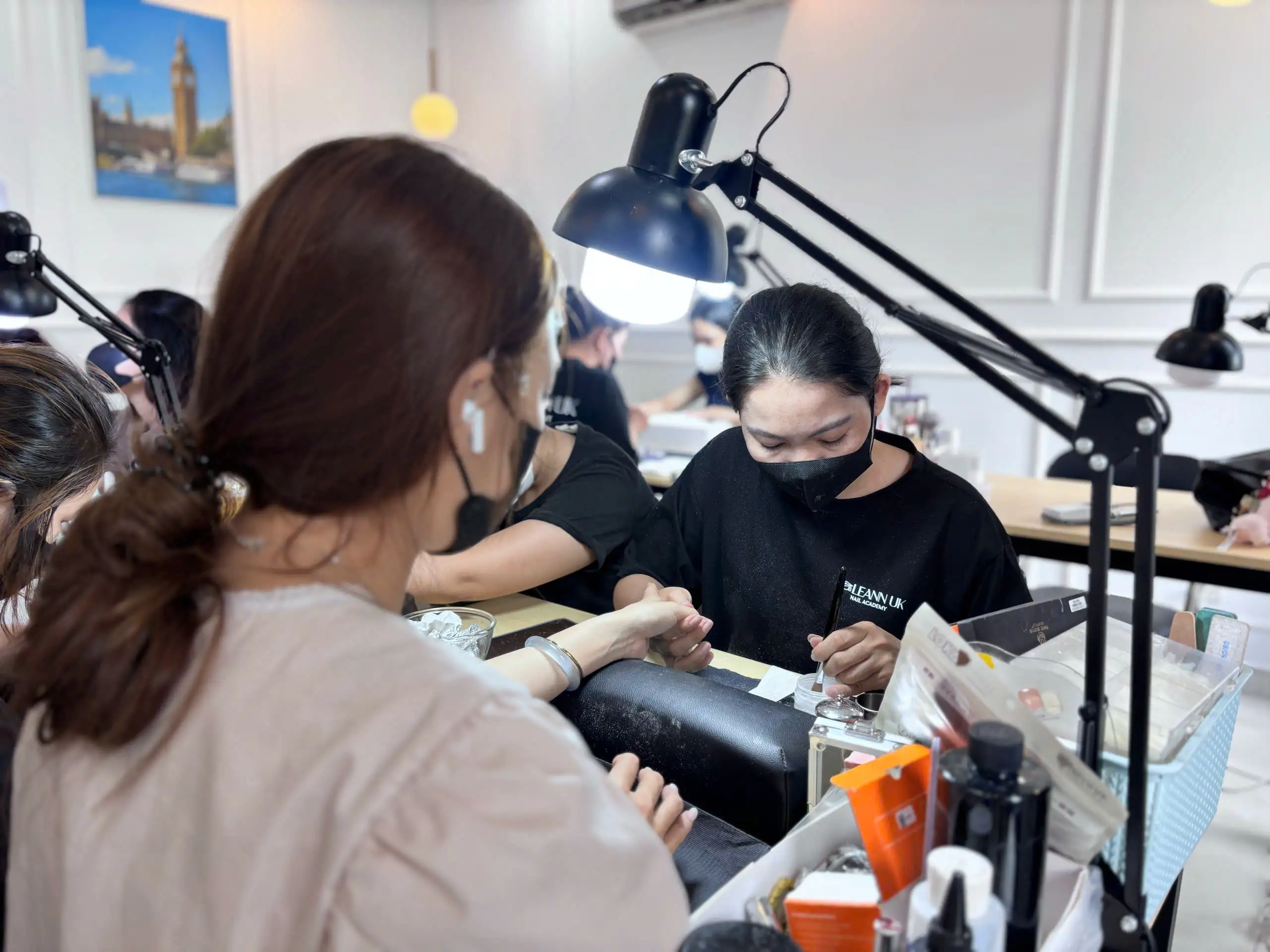 Học Nails với mô Hình Đào Tạo Thực Chiến Tại LEANN UK Trải nghiệm khóa học nail thực chiến tại LEANN UK với mô hình đào tạo thực chiến, thực hành trên mẫu thật và môi trường giả lập salon cao cấp.
