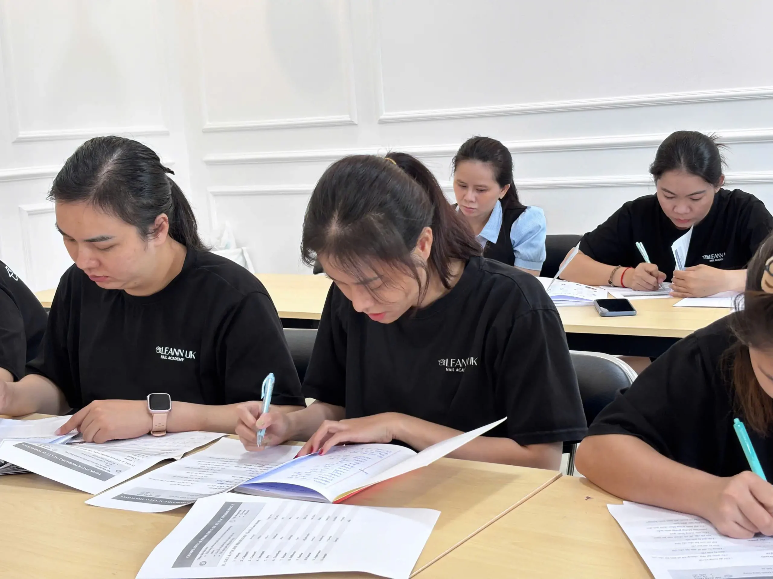 HỌC VIÊN ĐANG HỌC TIẾNG ANH CHUYÊN NGÀNH NAIL - LEANNUK Học nail quốc tế đi nước ngoài tại LEANN UK với chương trình đào tạo chuẩn quốc tế, tập trung thực hành, định hướng chứng chỉ VTCT Anh Quốc và cơ hội phát triển nghề nghiệp toàn cầu.