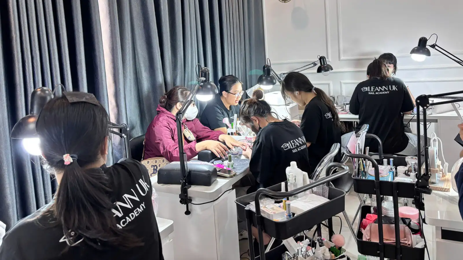 Học nail quốc tế