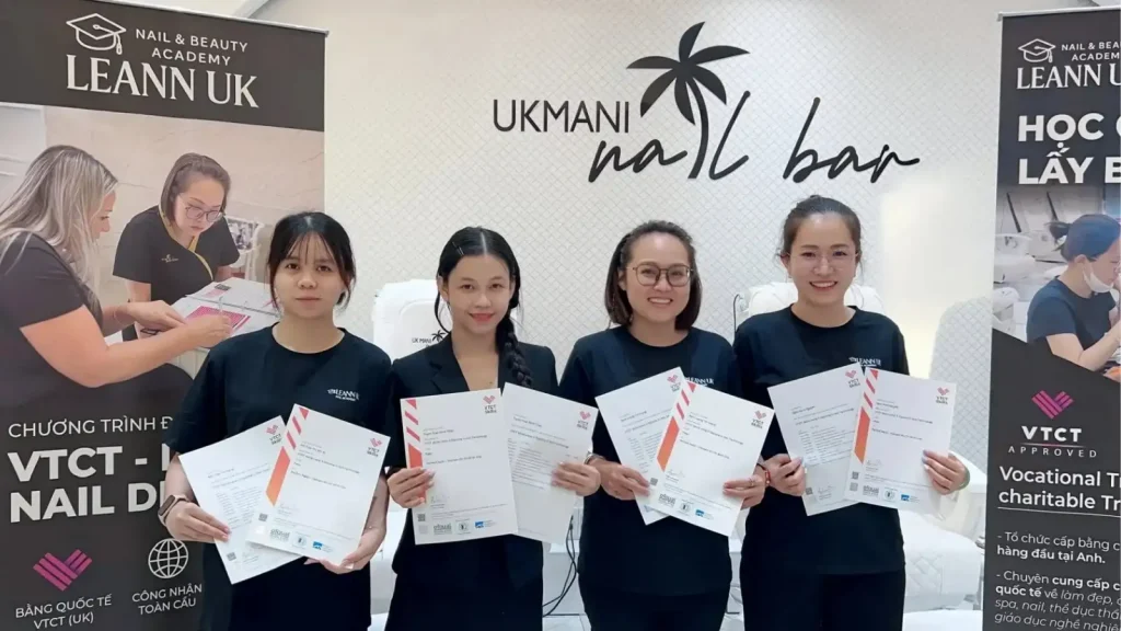 Học viên LEANN UK nhận chứng chỉ VTCT Nail Technology
